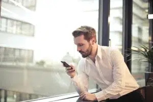  شخص يستخدم هاتفه الذكي.