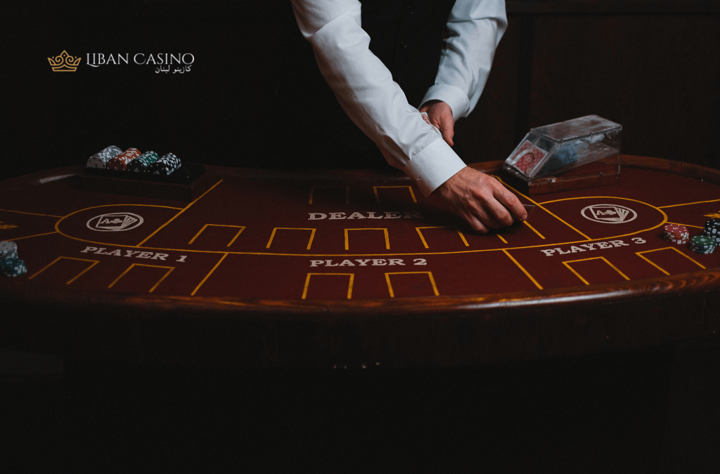  موزع بلاك جاك يوزع أوراق اللعب