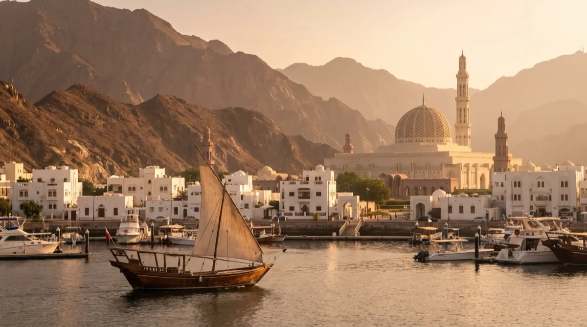 ميناء مسقط في عمان بمراكب الداو التقليدية والجبال عند الغروب